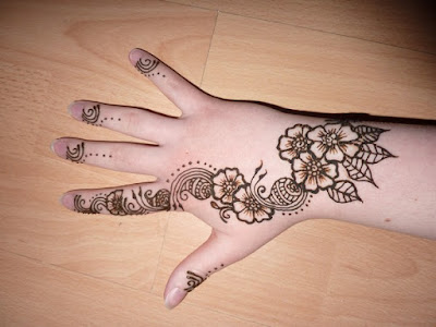 Kebanyakan perempuan India memilih desain henna bunga untuk tampilan berkesan feminin dan halus