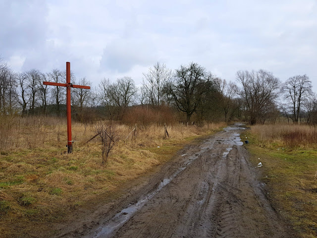 opuszczona wieś Skorzęcin - krzyż