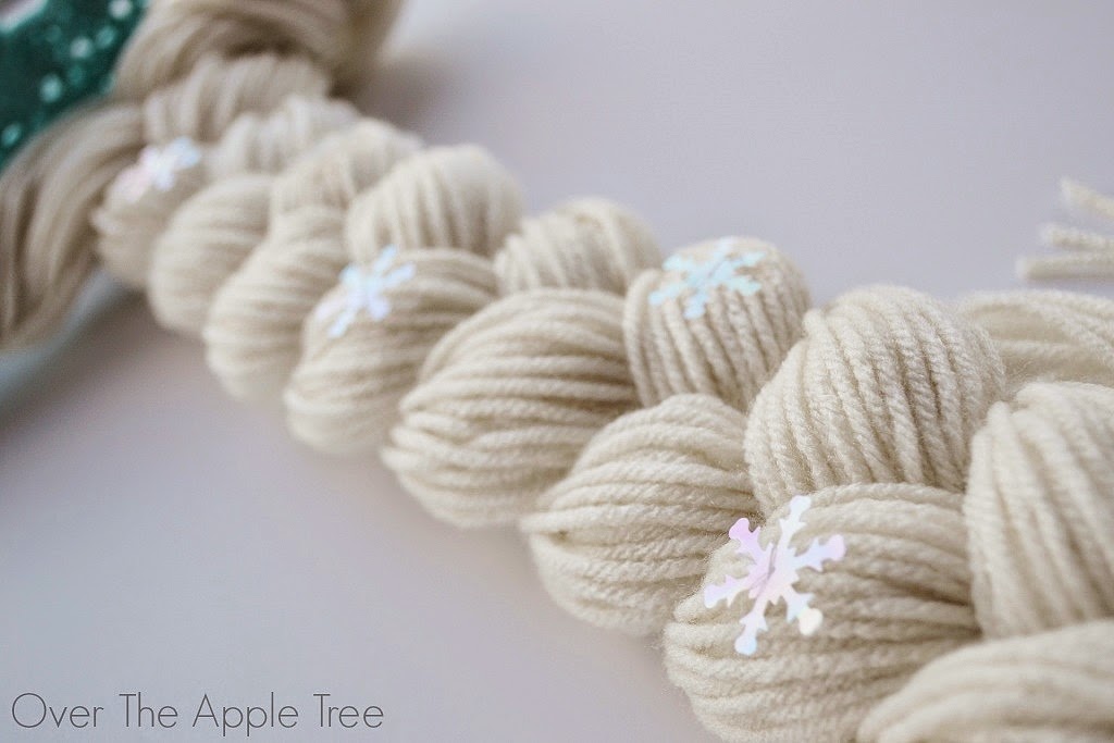 Crochet Elsa Crown With Hair, free pattern >> Over The Apple Tree