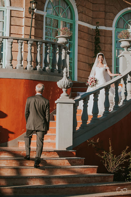casamento real, casamento a céu aberto, casamento no jardim, casamento no campo, passarela de espelho, flores do campo, cerimônia, decoração de cerimônia, varal de lâmpadas, relicário, buquê da noiva, bouquet, vestido de noiva, vestido de renda, villa giardini, entrada da noiva