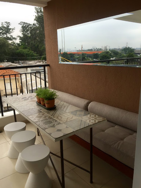 Mesa com porcelanato para áreas externas. Blog Achados de Decoração