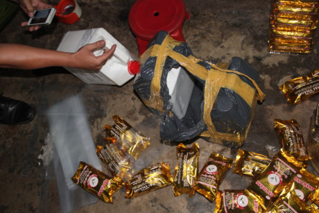 Bat qua tang doanh nghiep phun hoa chat tao mui len hang tan tra - Anh 3