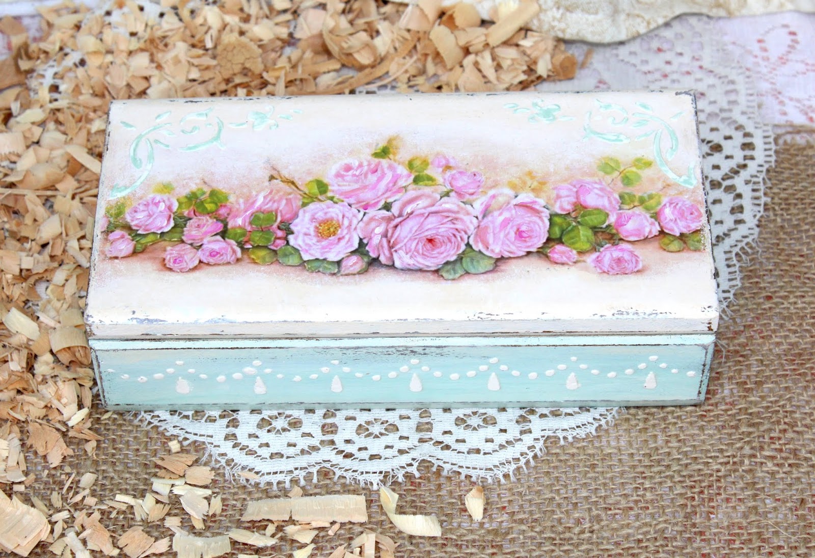 можно ли использовать для декупажа. винтажные ящики. декупаж с лессировкой. салфетки бумажные с рисунком для декупажа. портрет красавицы с кракелюром.