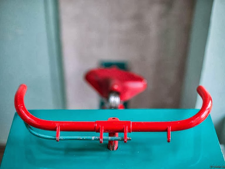 Bar vintage con estilo industrial inspirado en el mundo de la bicicleta.