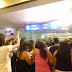 Decenas de fans reciben a Mario Bautista en el aeropuerto
