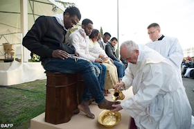 Photos: Pope Francis Kisses And Washes Feets Of Muslim, 4 Nigerian Catholics