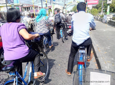 Mengayuh sepeda di jalan kawasan UGM