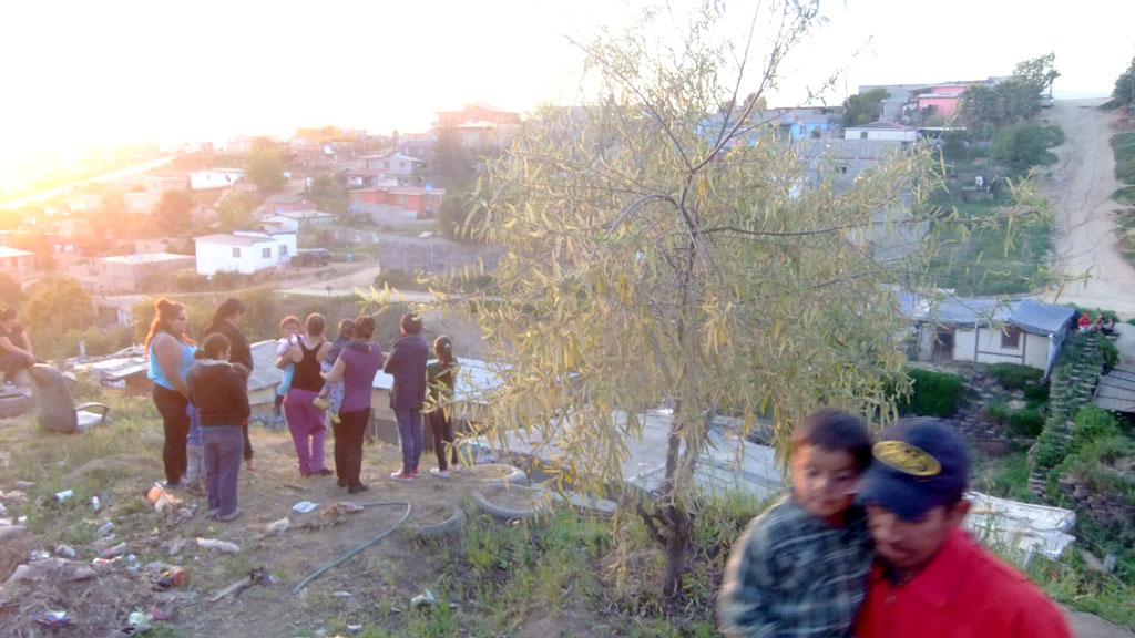 personas observando la vivienda donde murió una menor