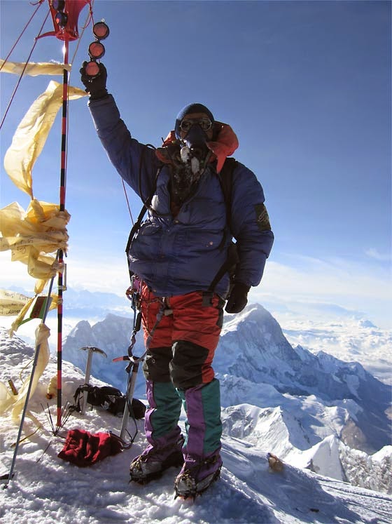 Первая экспедиция на эверест. Тенцинг Норгей на вершине Эвереста. Эверест Хиллари и Тенцинг. Эверест первый покоритель Эвереста.