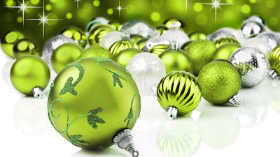 HD wallpaper met groene en zilveren ballen