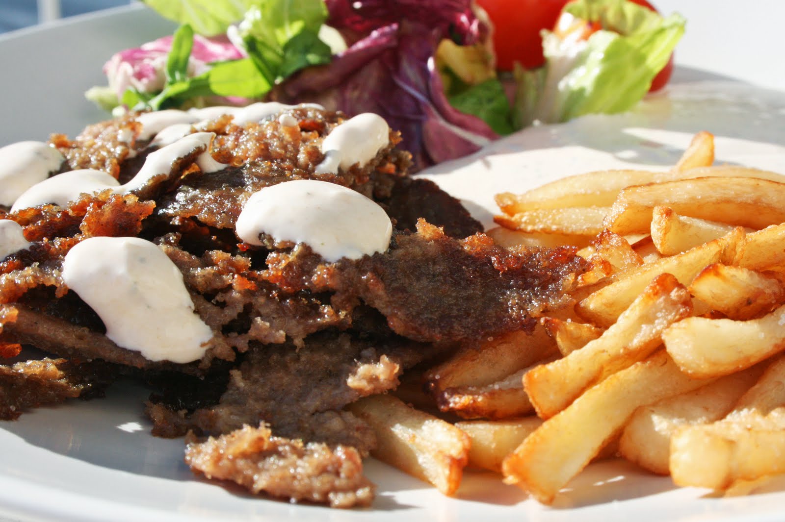 Kebab med pommes och kebabsås