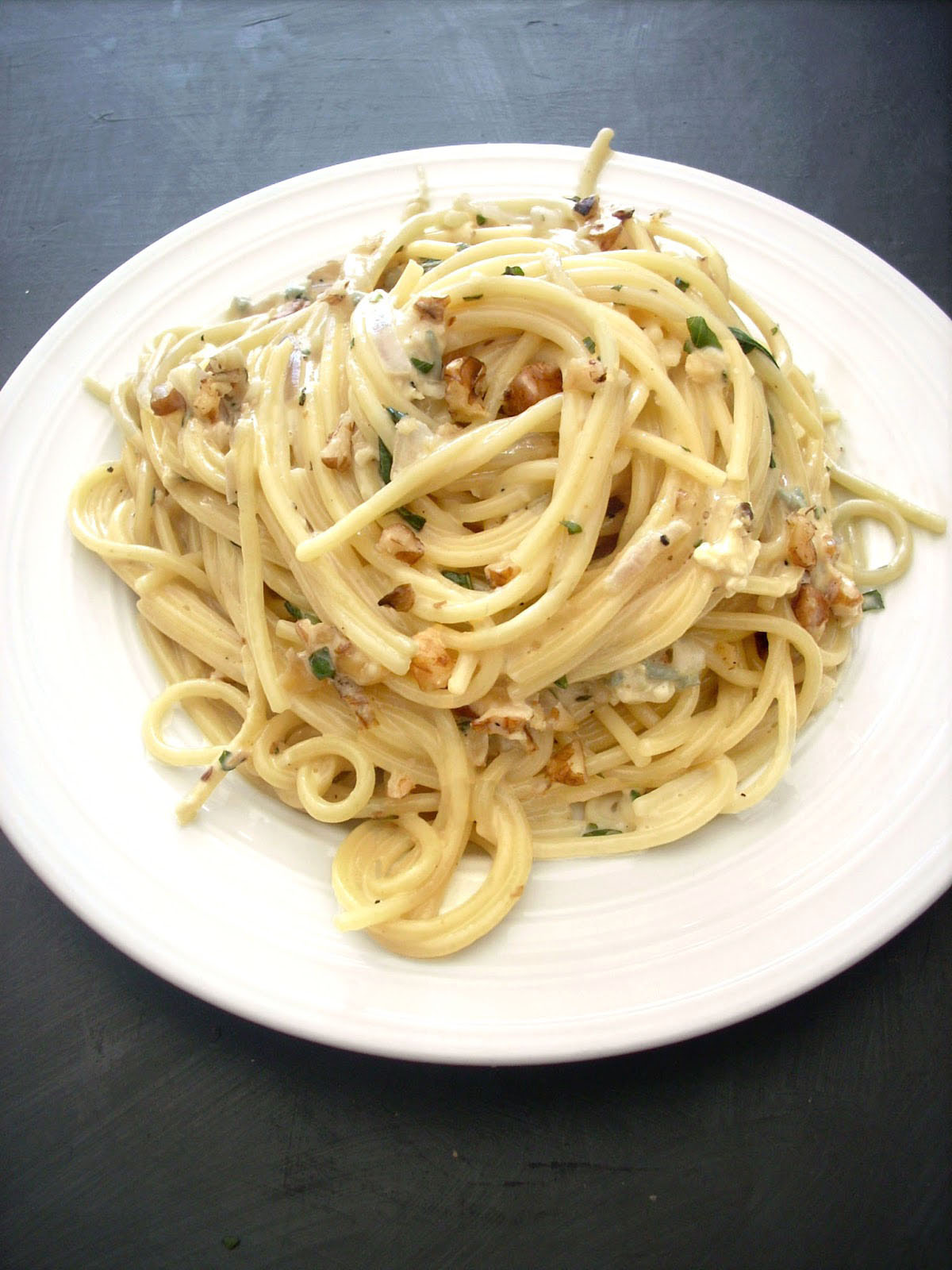 Spaghetti au Bleu, Noix & Oeufs La Femme à Tête de Chou