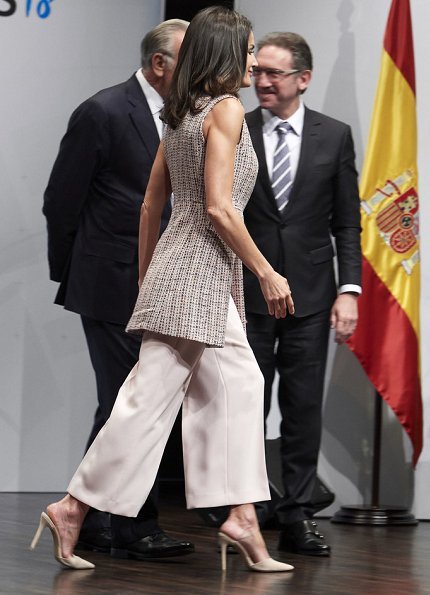 Queen-Letizia-in-Zara-4.jpg