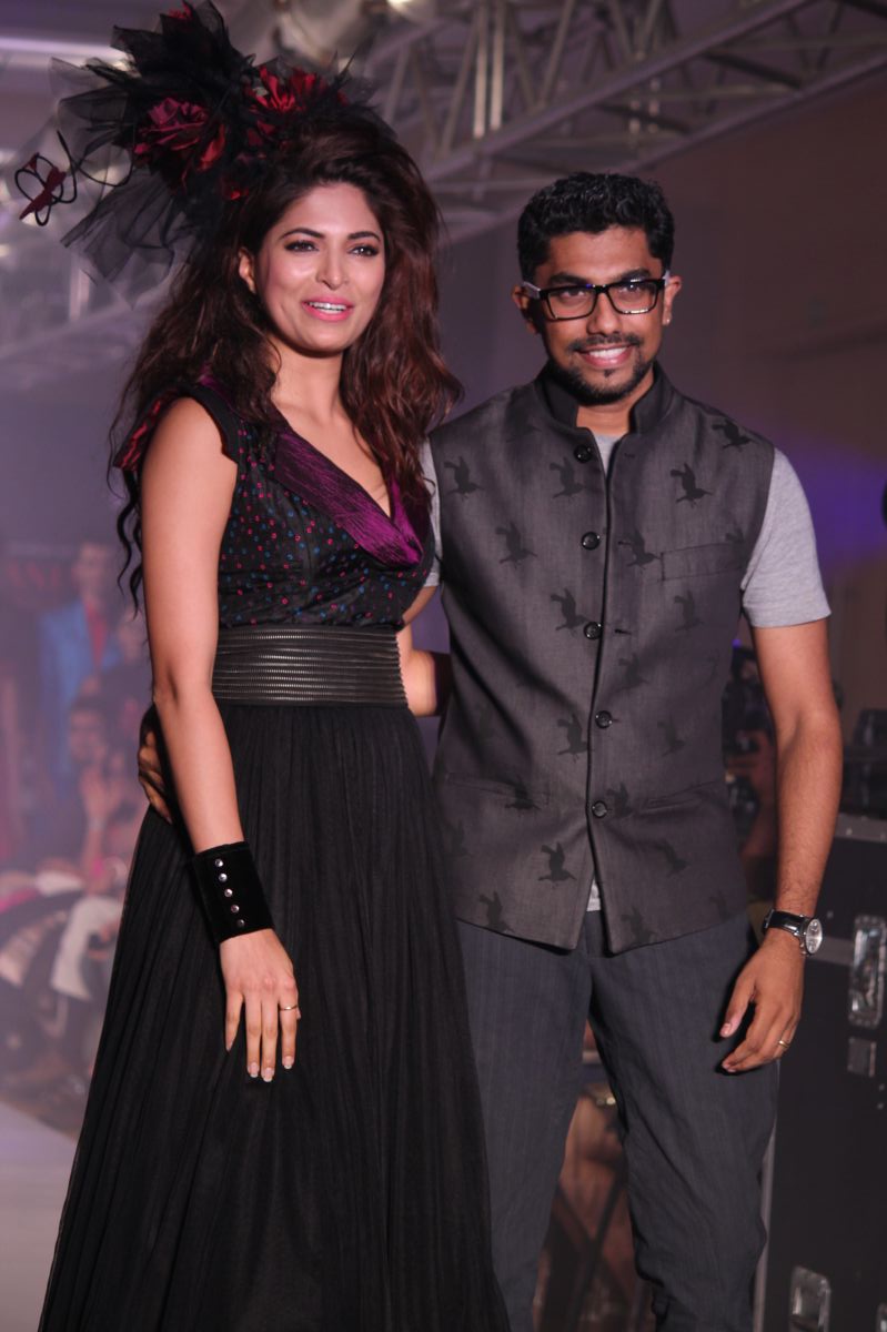 Parvathy Omanakuttan Latest Sexy Navel Boobs Show In Spicy Ramp Walk