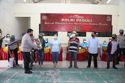 Alumni Akpol 91 Polda Banten Bagikan 150 Paket Sembako di Pasar Kemis