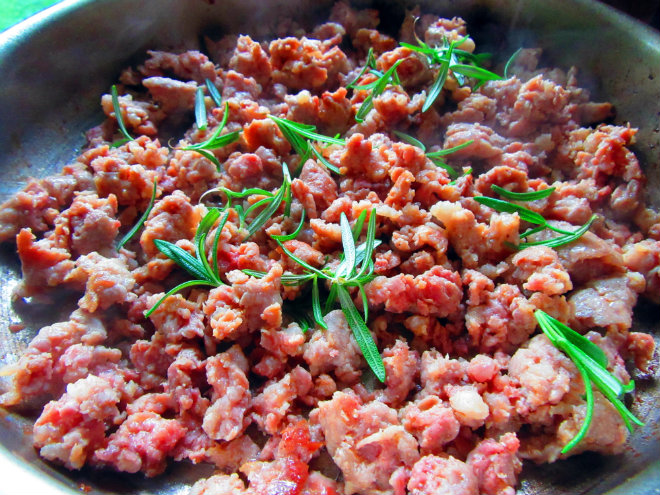 Sausage gnocchi by Laka kuharica: fry the sausage meat with the rosemary leaves 