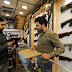 رويترز: متاجر السلاح تنتعش في بغداد بعد قرار حكومي وضع بعض الشروط.. هذه اسعار الانواع الاكثر طلباً