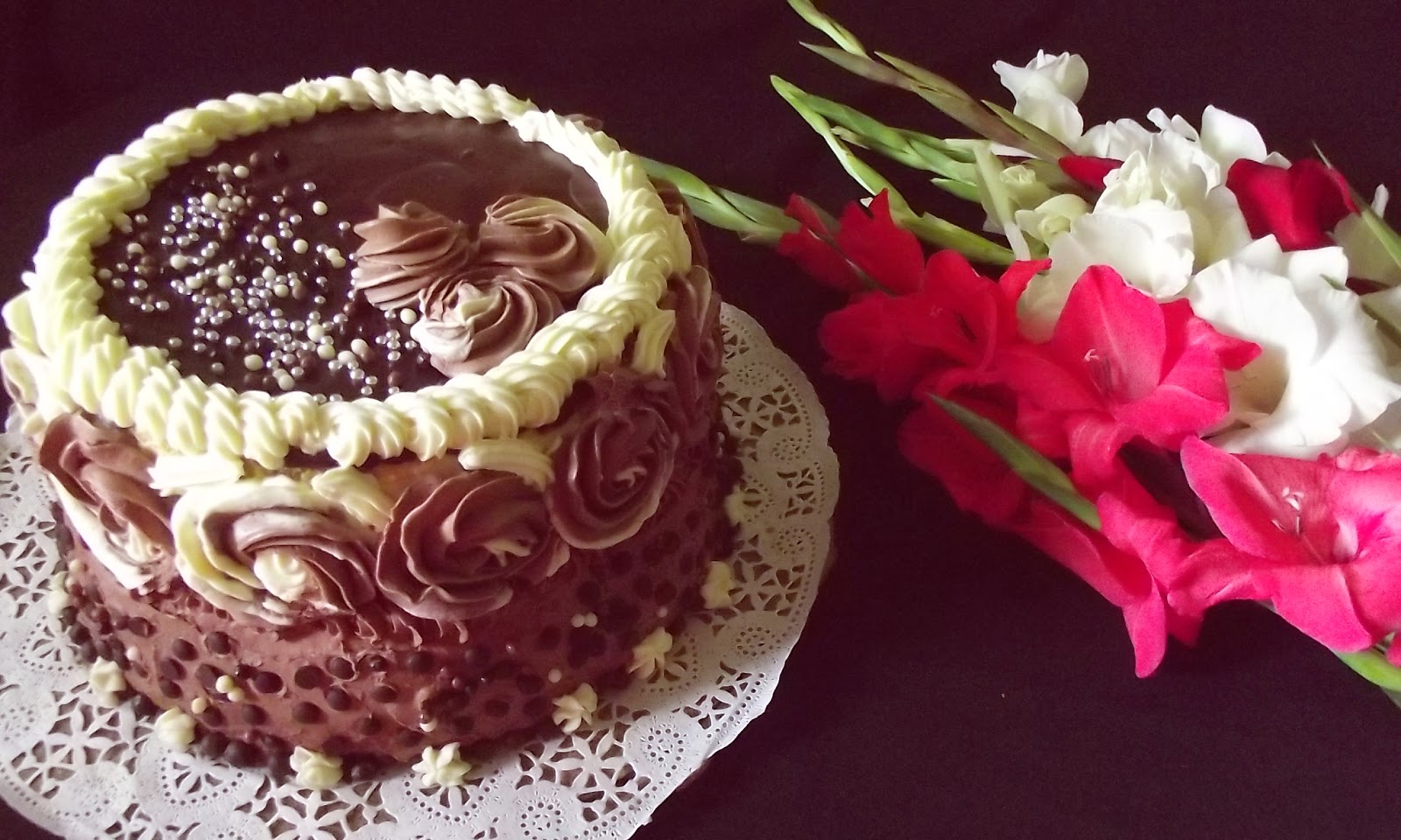 Tort cu ciocolată,vişine şi cremă de piersici