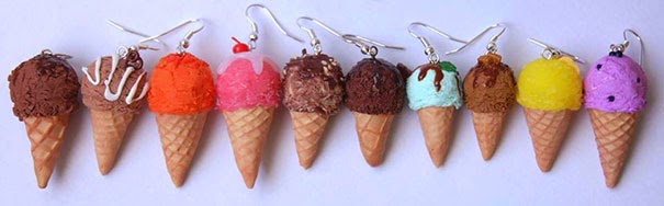 Aretes hechos de masa polimérica con forma de helados de sabores