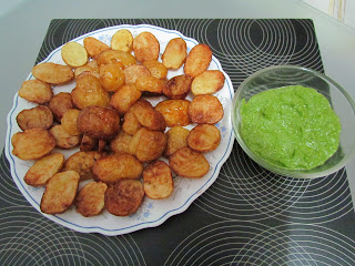 Cartofi noi cu salsa verde