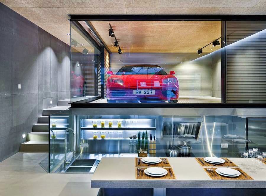 ガラス張りのガレージにフェラーリ！香港の高級ガレージハウスがカッコいい