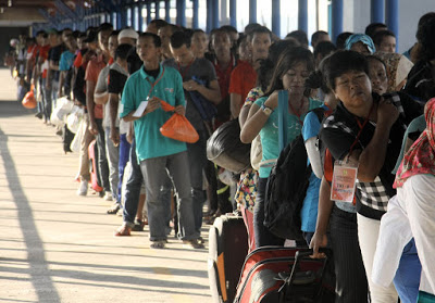 Para TKI yang bekerja di Malaysia mulai memadati Pelabuhan Teluk Nibung Tanjyngbalai. Para TKI yang bekerja di Malaysia mulai memadati Pelabuhan Teluk Nibung Tanjyngbalai.