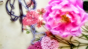 Corazones tejidos al crochet para decoración romántica
