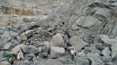 Bizzarri, da Bizzarri Pedras, fazendo o que mais gosta, garimpando pedras ornamentais para as construções com pedras para paisagismo, lagos, muro de pedra e pedras para jardim. Gosto de garimpar essas pedras e já imaginar elas sendo colocadas em cada trabalho de pedra que vou executando.