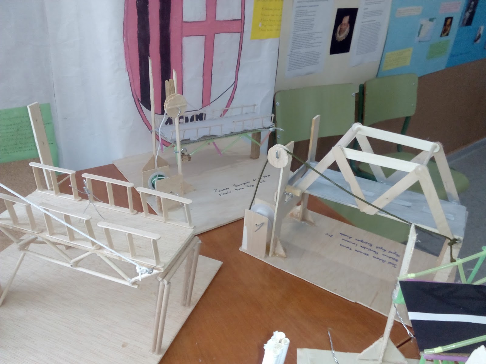 Tecnología Burguillos Maquetas de puente levadizo construido por los alumnos de 2º de ESO Tecnología Burguillos Maquetas de puente levadizo construido por los alumnos de 2º de ESO