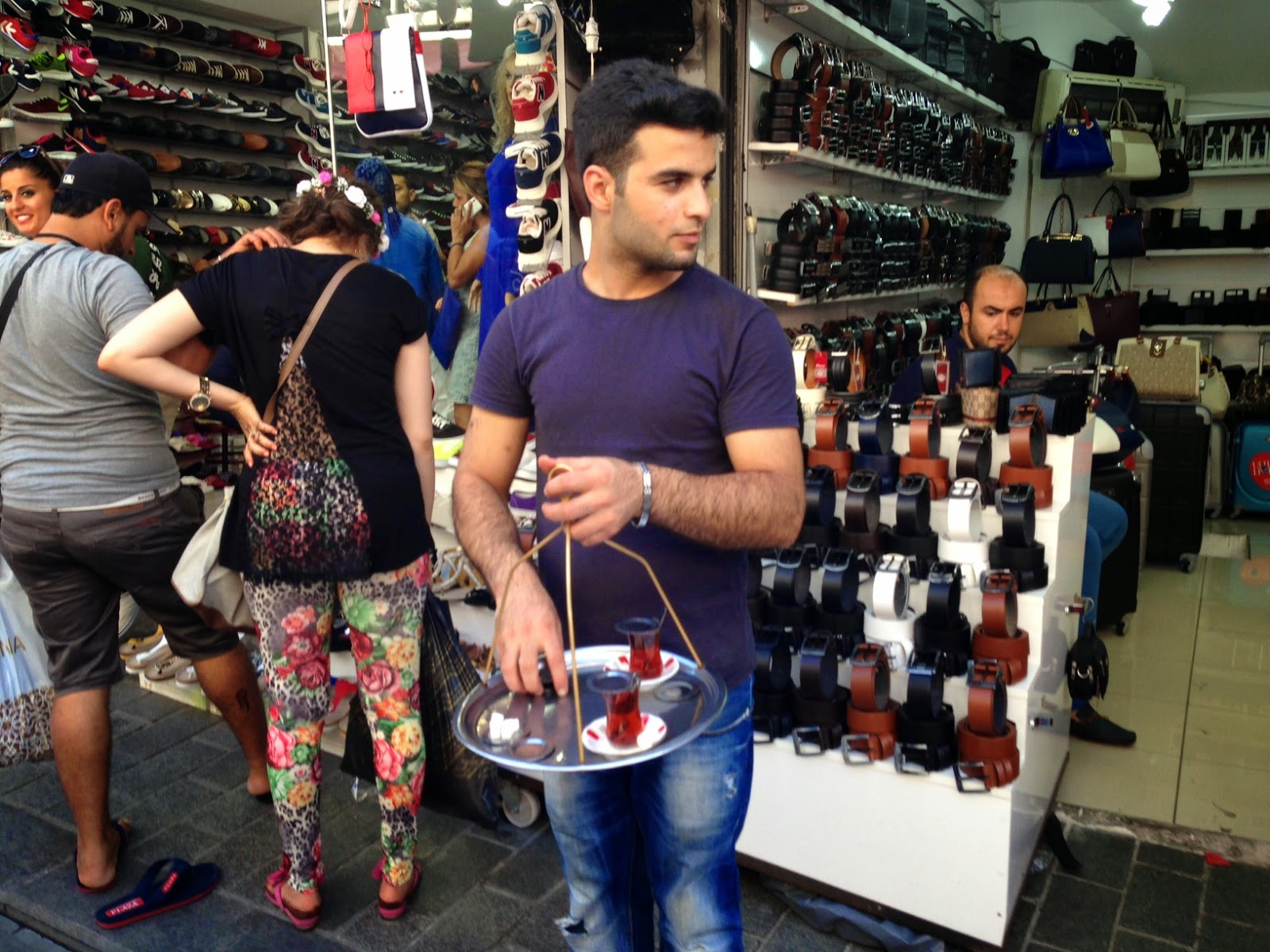 Стамбул гайс моды последняя версия. Стамбульские парни. Турки на рынке. Турки Стамбул мужчины. Турецкие мужчины на рынке.