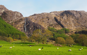 Postikorttimaisema, vesiputous, vuoristo, irlanti, vaeltaminen lasten kanssa, vaeltaminen irlannissa, lampaat