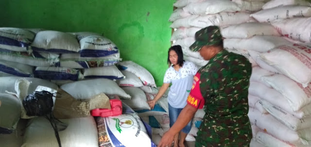 Dalam Menghadapi Musim Tanam, Babinsa Kadipiro Koramil 08/Sambirejo Mengecek Pupuk Bersubsidi. Dalam Menghadapi Musim Tanam, Babinsa Kadipiro Koramil 08/Sambirejo Mengecek Pupuk Bersubsidi.