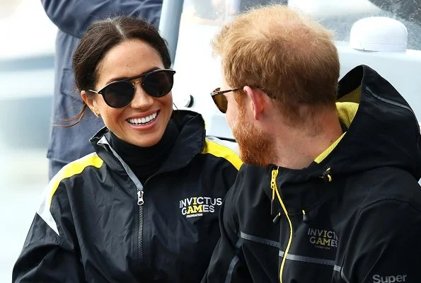 Meghan Markle wore L'agence Brea pinstriped linen and cotton-blend blazer, Wolford Colorado bodysuit, Outland jeans, carried Oroton Avalon bag.