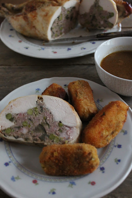 pollo ripieno con verdure saltate, crocchette di patate e funghi, gravy al porto