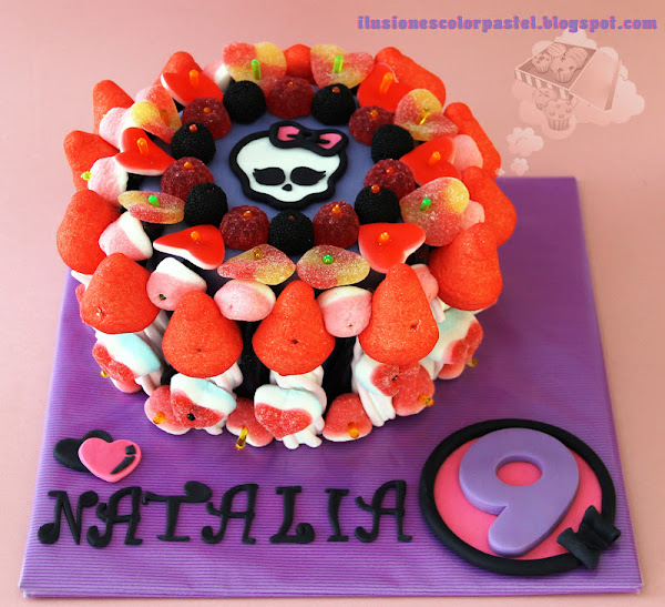 Tarta Monster High de chuches y fondant.