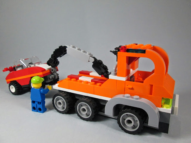 Situação criada com elementos de um set LEGO, representado o reboque e reparação de um carro.