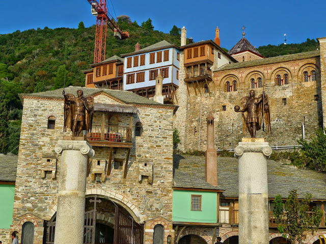 "Οι φύλακες του άβατου" στην Ιερά Μονή Δοχειαρίου Αγίου Όρους http://leipsanothiki.blogspot.be/