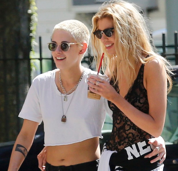 Kristen Stewart passeia abraçada com namorada Stella Maxwell em momento raro Kristen Stewart passeia abraçada com namorada Stella Maxwell em momento raro