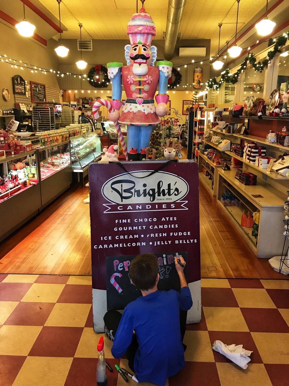 WALLA WALLA DAILY PHOTO As Seen By Susan CHRISTMAS WINDOWS 4