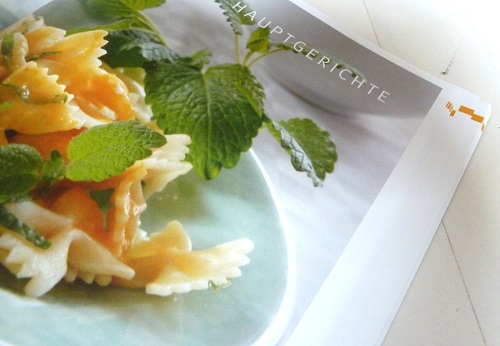 Penne im Topf: Bookshelf: Ab jetzt VEGAN! und Kartoffel-Gulasch