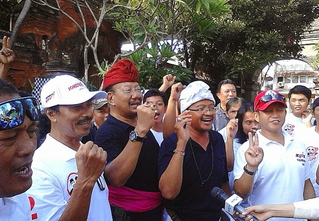 Keliling Bali, Keluarga Nusantara Sebar 20 Ribu Baju Jokowi