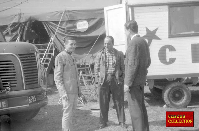 trois hommes discutent a l'arrière du chapiteau du Cirque Bouglione 1962
