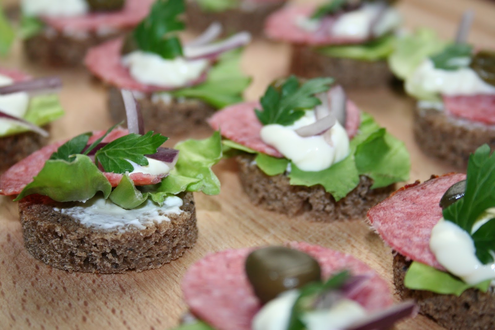 Zakątek Smakosza Mini Kanapki z Salami