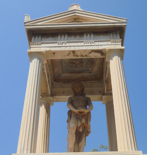 το ταφικό μνημείο της οικογένειας Λαδοπούλου στο ορθόδοξο νεκροταφείο του αγίου Γεωργίου στην Ερμούπολη