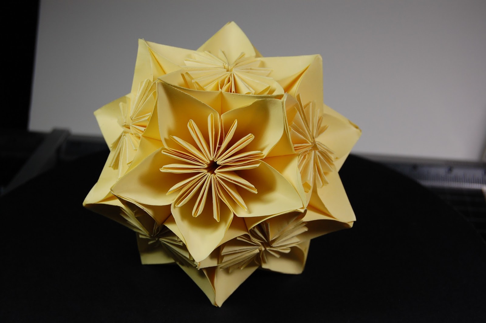 Классическая кусудама. Древние кусудамы. Мастер класс оригами цветок кусудама. Кусудама из золотой бумаги Золотая.