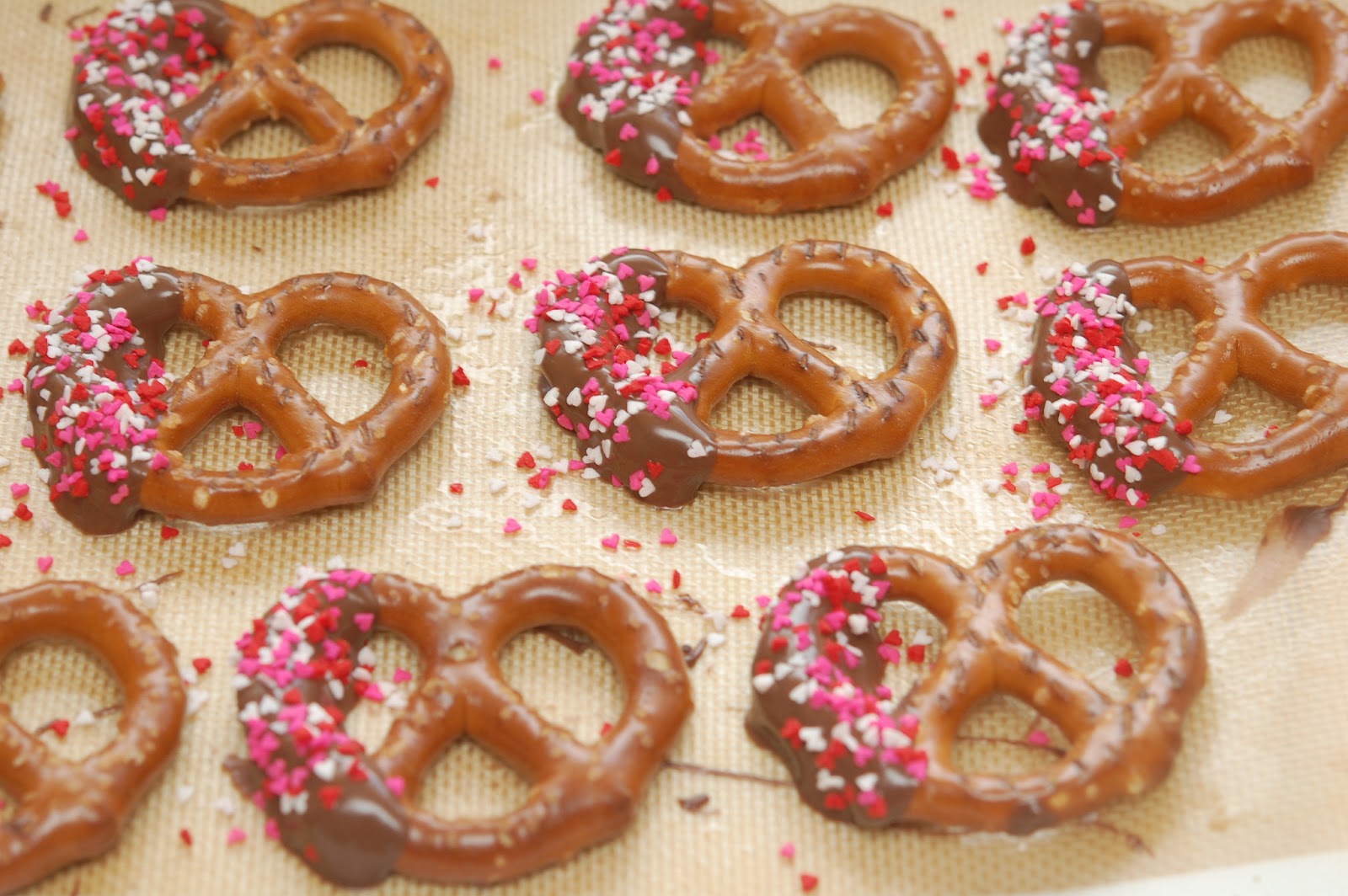 CHOCOLATE DIPPED VALENTINE PRETZELS Hugs and Cookies XOXO