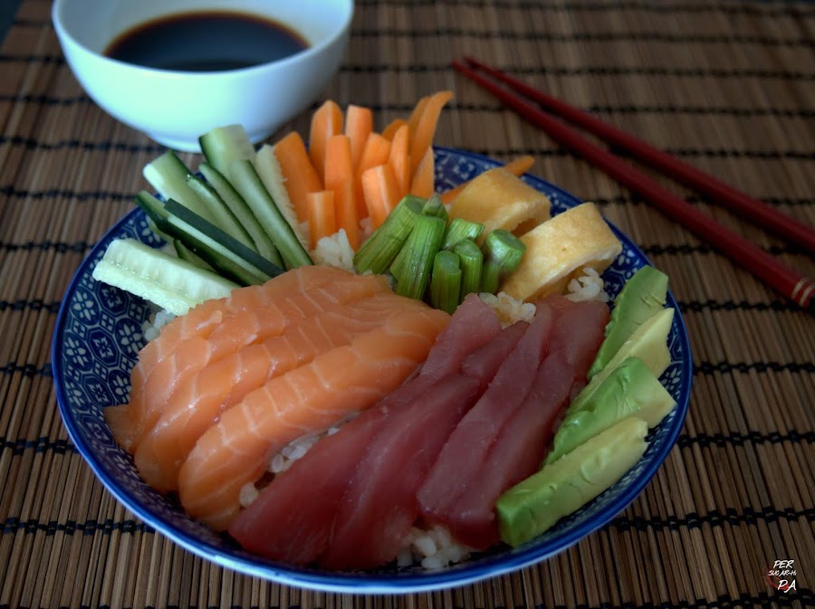 Dos variedades de sushi: futomaki y chirashi, con salmón, atún rojo y verduras.