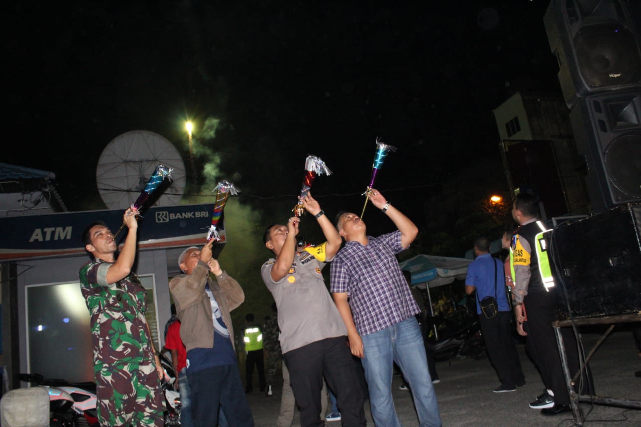 Perayaan malam tahun baru. Perayaan malam tahun baru.