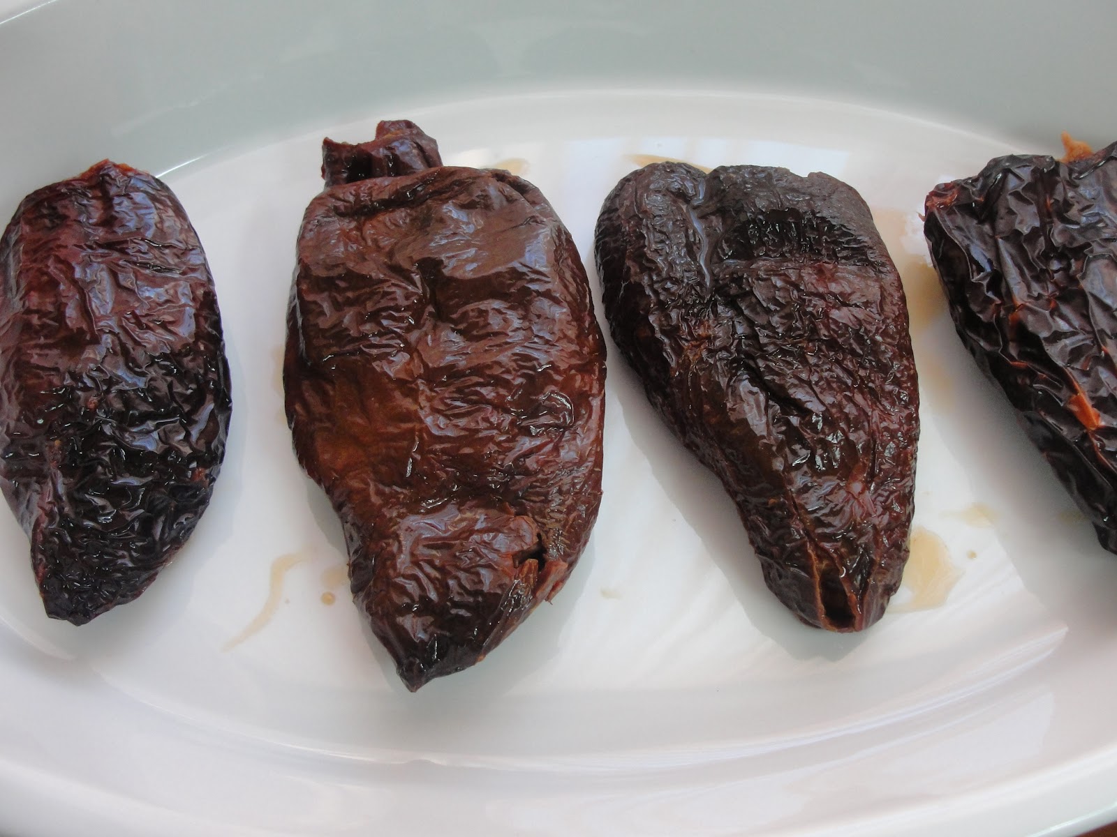 DISFRUTA COCINAR CHILE ANCHO EN SALSA DE CHILE PASILLA AL TAMARINDO