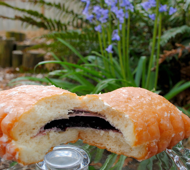 Marionberry donut review from Depoe Baykery in Deope Bay, Oregon 